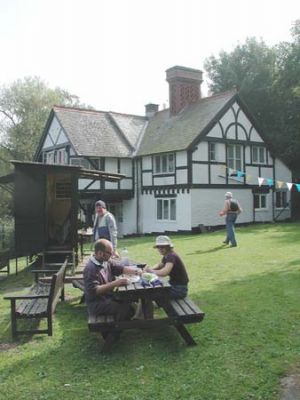 CVRDA Rally at Colemere S.C. 2002
Stu and Liz lunch on a lettuce leaf each in front of the beautiful clubhouse.
Keywords: colemere events2002